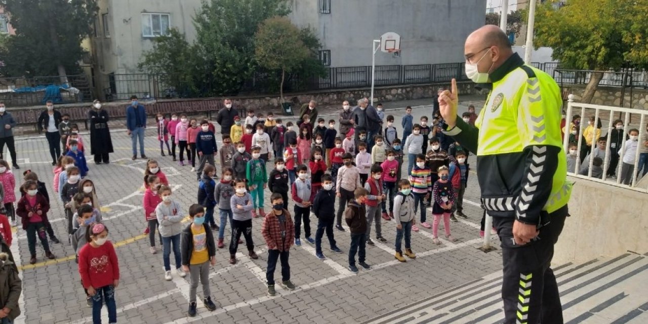 Öğrencilere trafik dedektifi eğitimi verildi