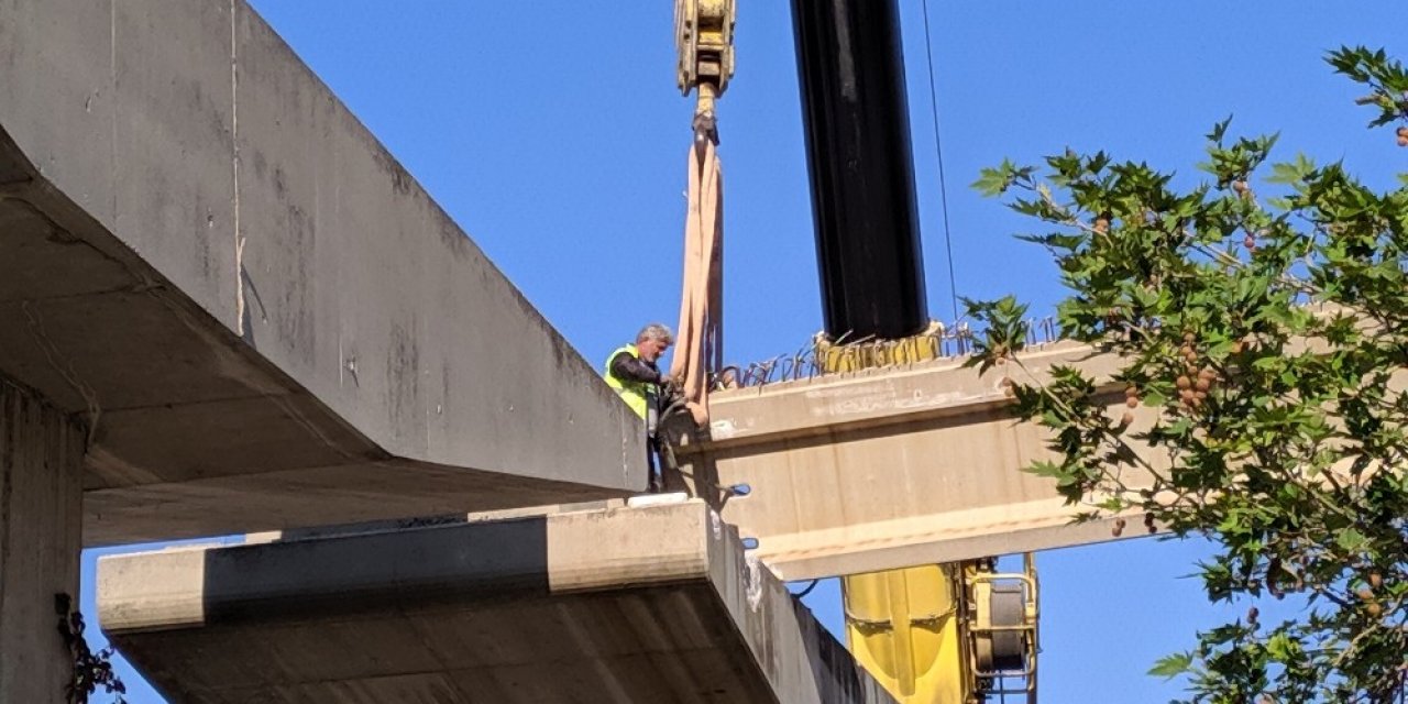 Depremde araçların üzerine düşen viyadüğün dev beton blokları kaldırılıyor
