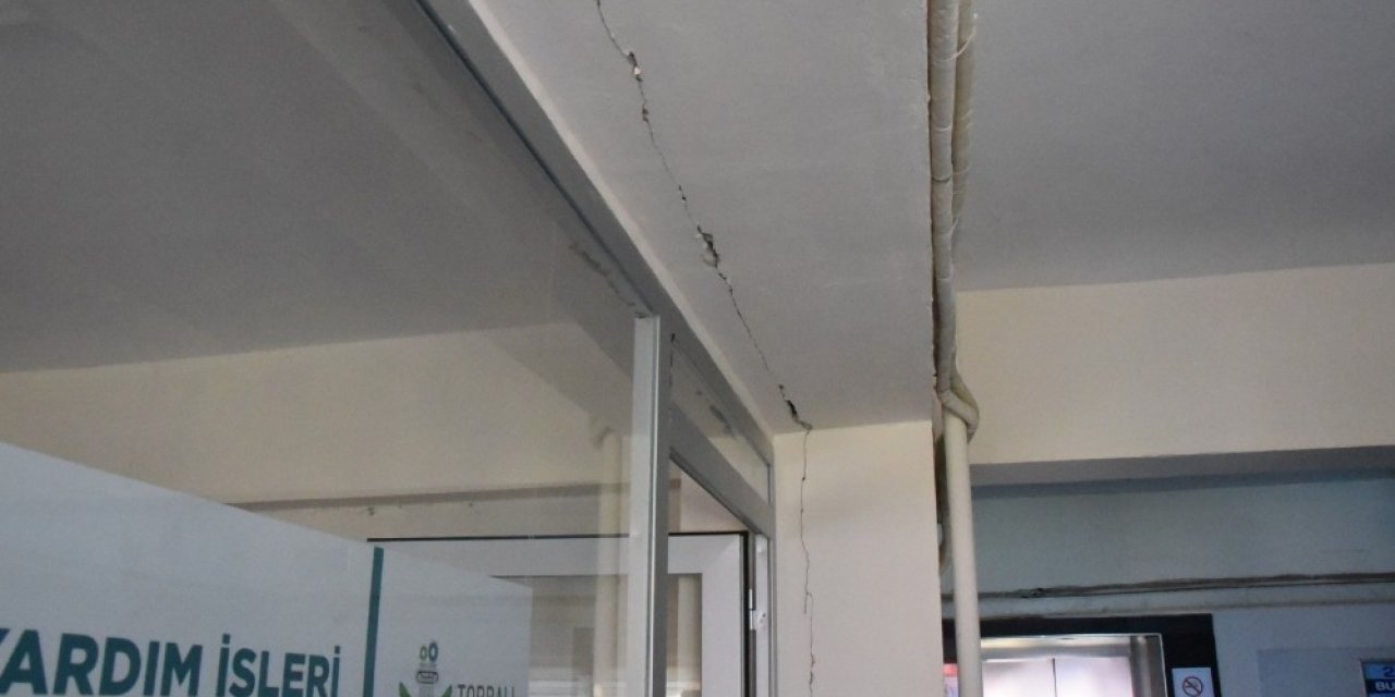 Belediye çalışanları, depremde ağır hasar alan binada ölümden dönmüş: O anlar kamerada