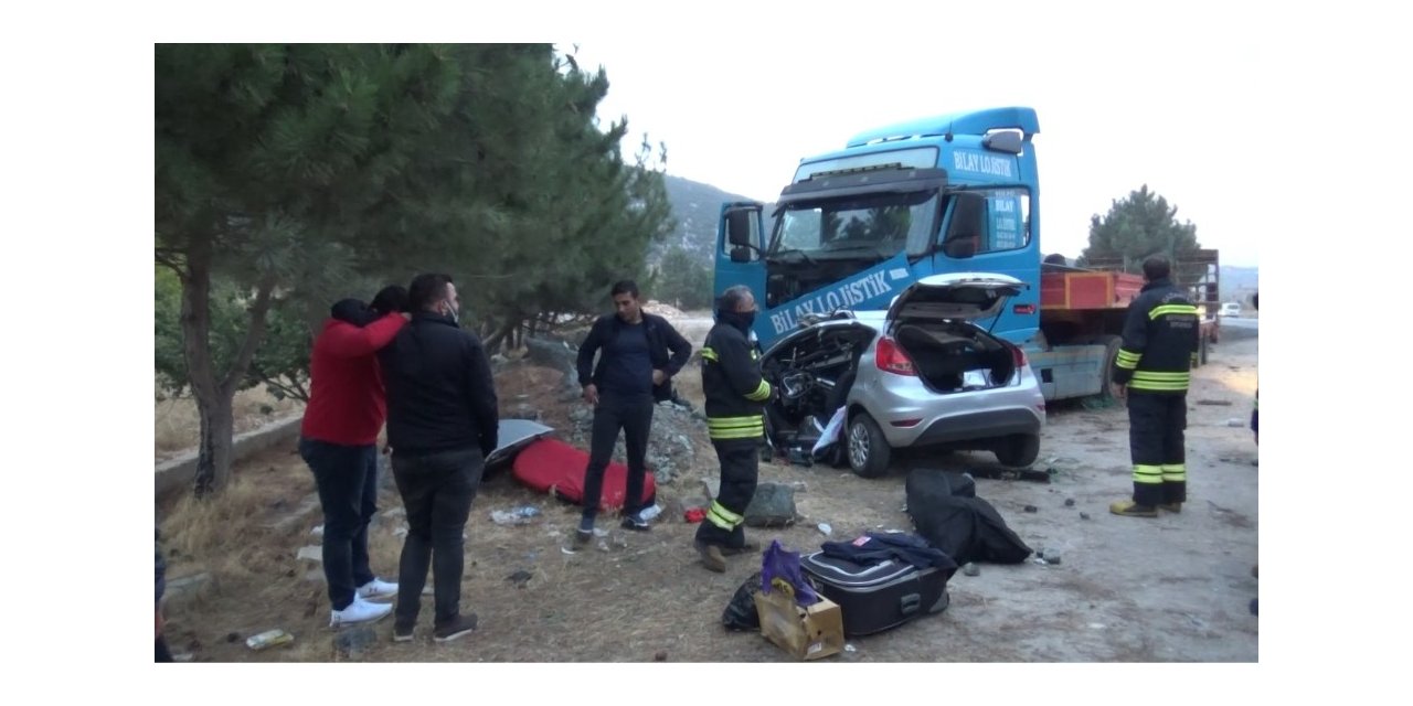 Kaza yapanlara yardım için duran gençler hayatının şokunu yaşadı