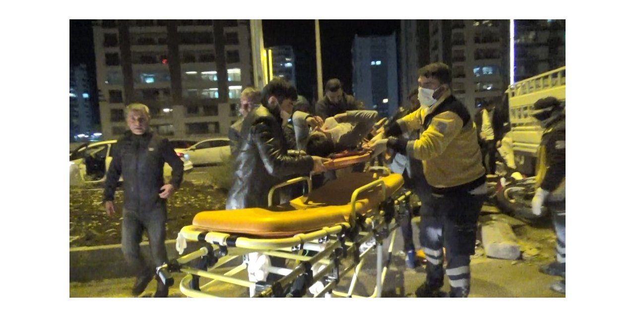 Diyarbakır’da motosiklet kamyonetin altında kaldı: 2 yaralı