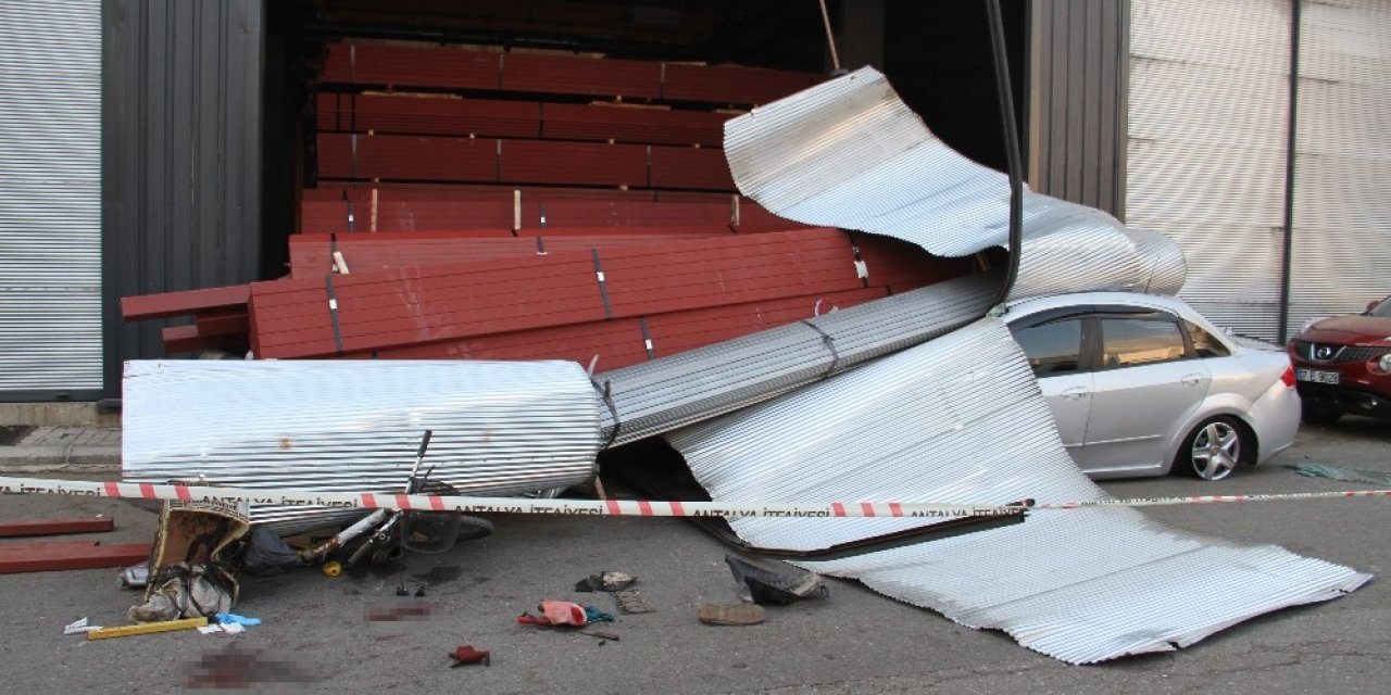 Bisikletiyle yoldan geçerken tonlarca demirin altında kaldı