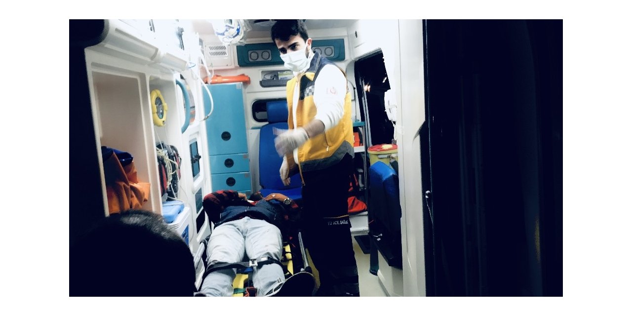 Kontrolden çıkan otomobil TIR’a yandan çarpıp karşı şeride uçtu: 2 yaralı