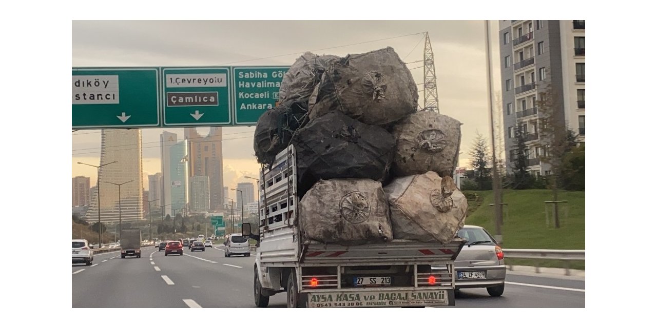 Çuval yüklü kamyonet TEM’de tehlike saçtı