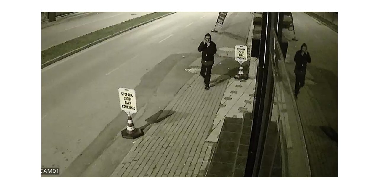 Maskesini taktı, inceledi ve çaldı