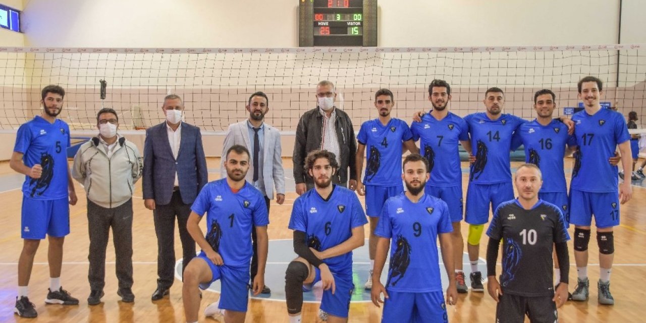 Karacabey Belediyespor voleybolda liderliği sevdi