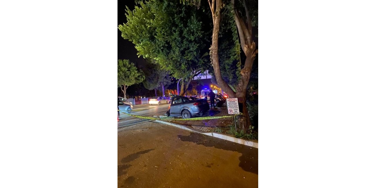 Antalya’da ağaca çarpan otomobil ikiye bölündü: 1 ölü, 1 yaralı