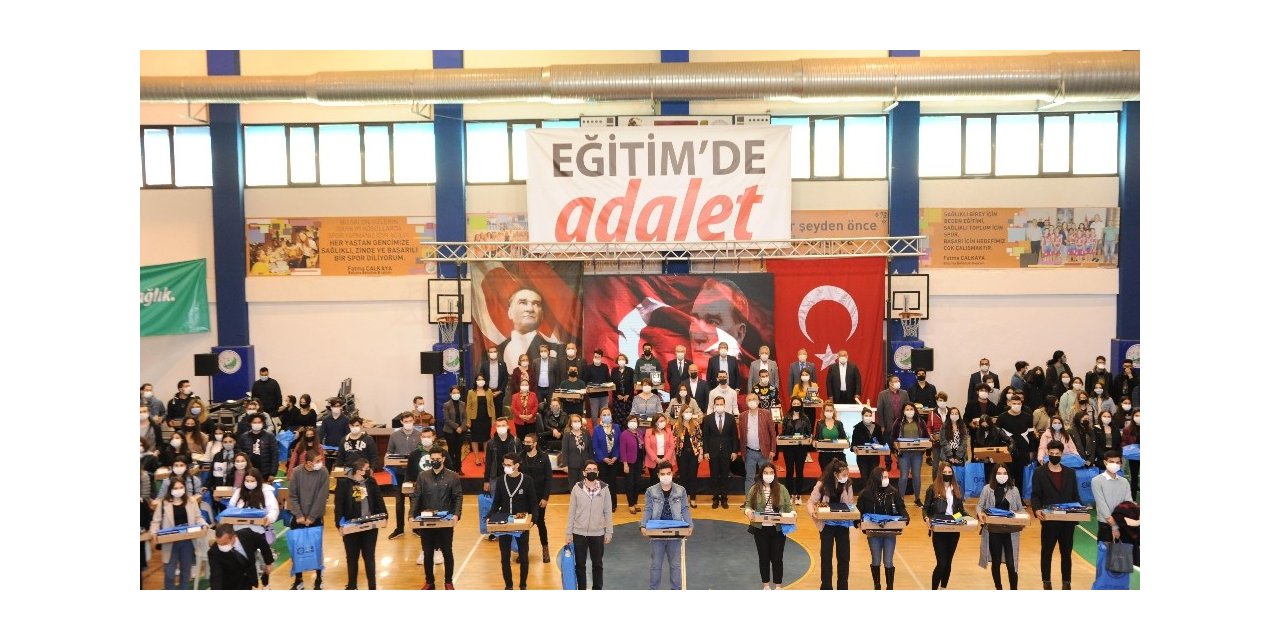 İzmir’in o ilçesinde üniversiteyi kazanan her öğrenciye bilgisayar hediyesi