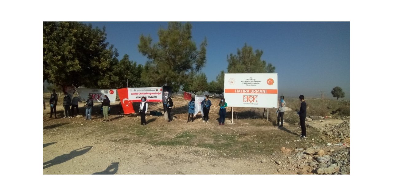 Çocuk Komitesi üyesi çocuklar fidan dikti