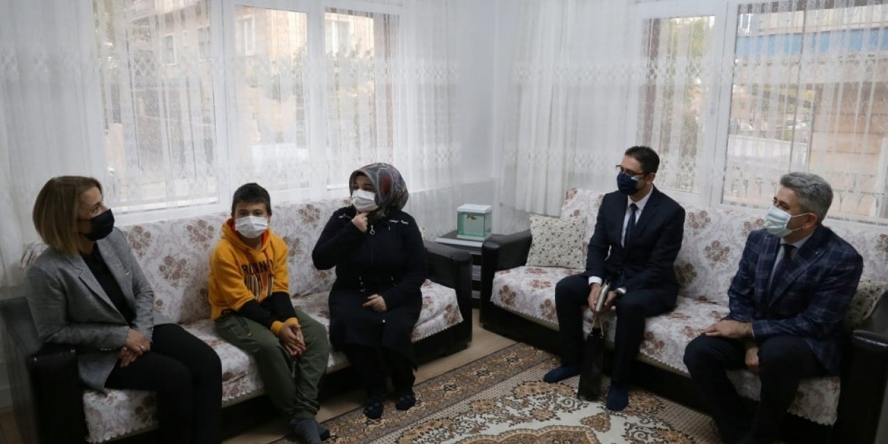 Vali Becel, aile ziyaretlerine devam ediyor