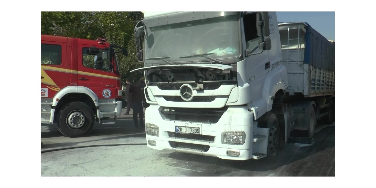 Seyir halindeki tır alevlere teslim oldu