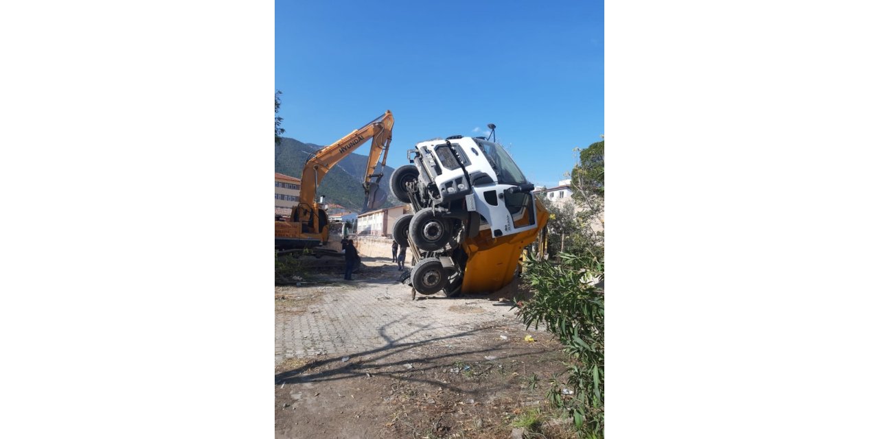 İş kamyonu foseptik çukuruna düştü