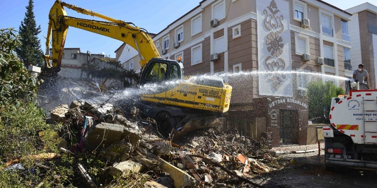 Muratpaşa’da kaçak metruk bina yıkıldı