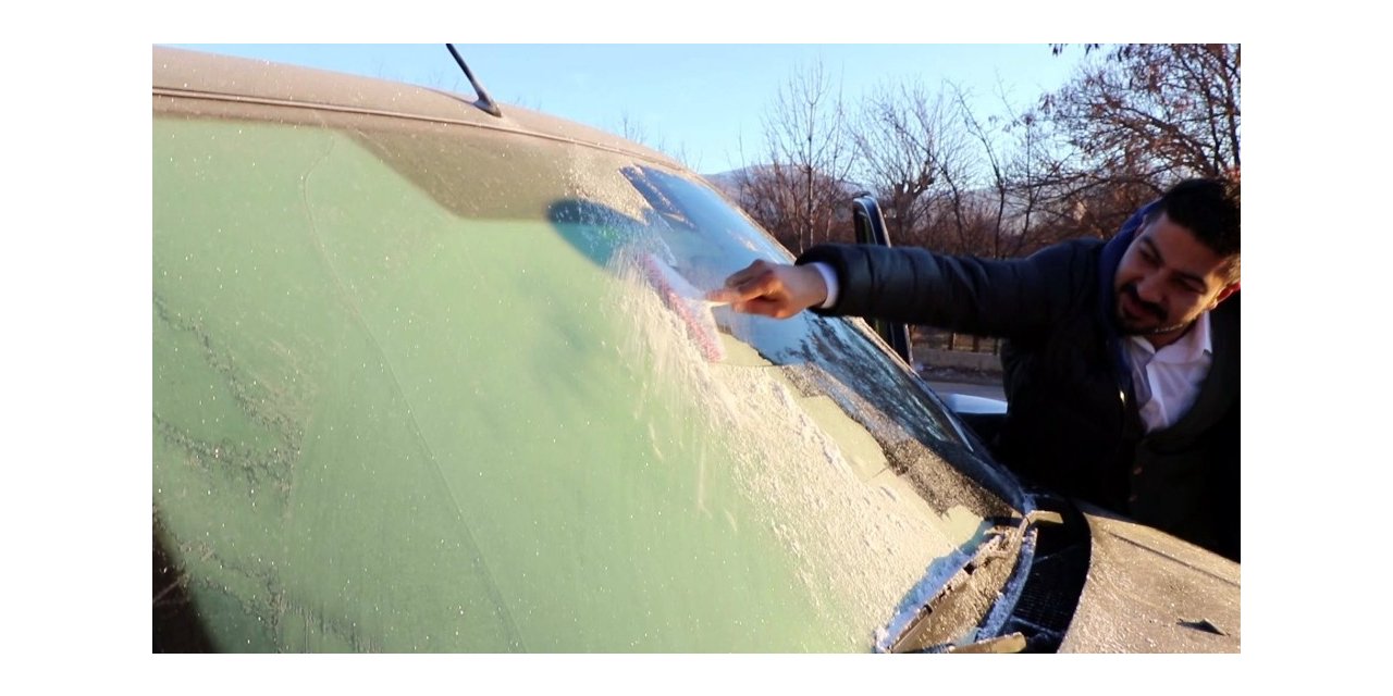 Bayburt ve Erzincan’da arabaların camları buz tuttu