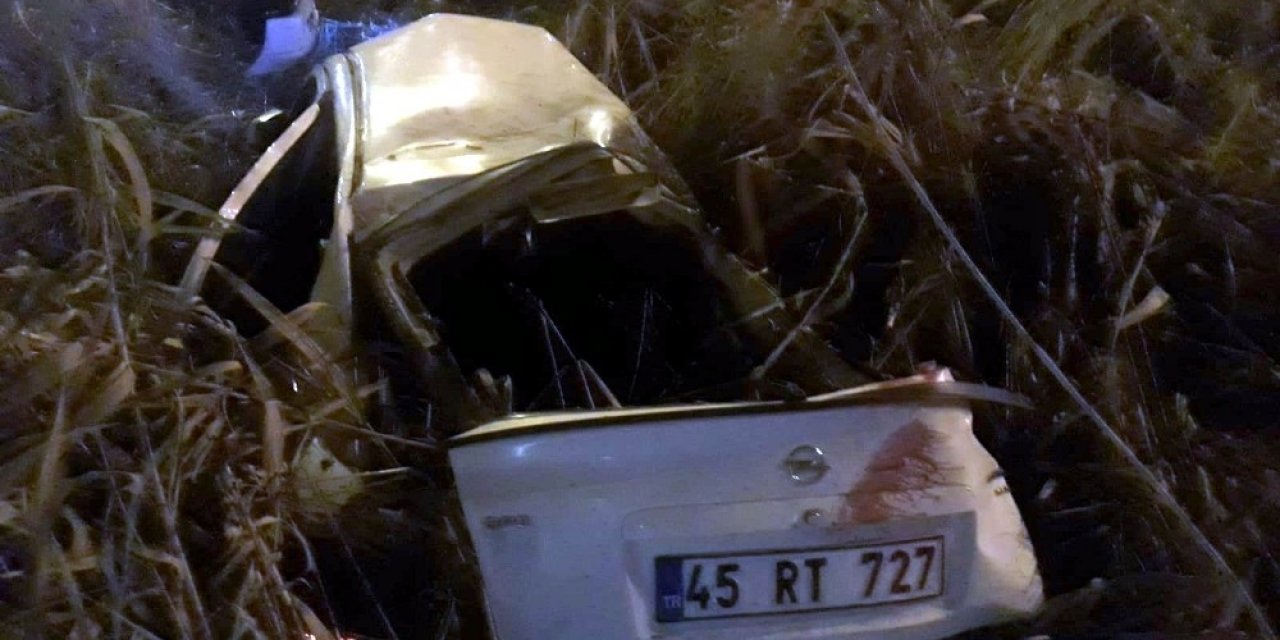 Manisa’da otomobil karşı şeride geçip tıra çarptı: 1 ölü