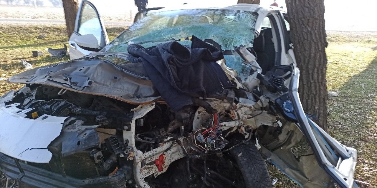 Ambulans helikopter, ağaca çarpan otomobil sürücüsü için havalandı