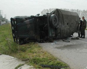 Askeri araçlar devrildi