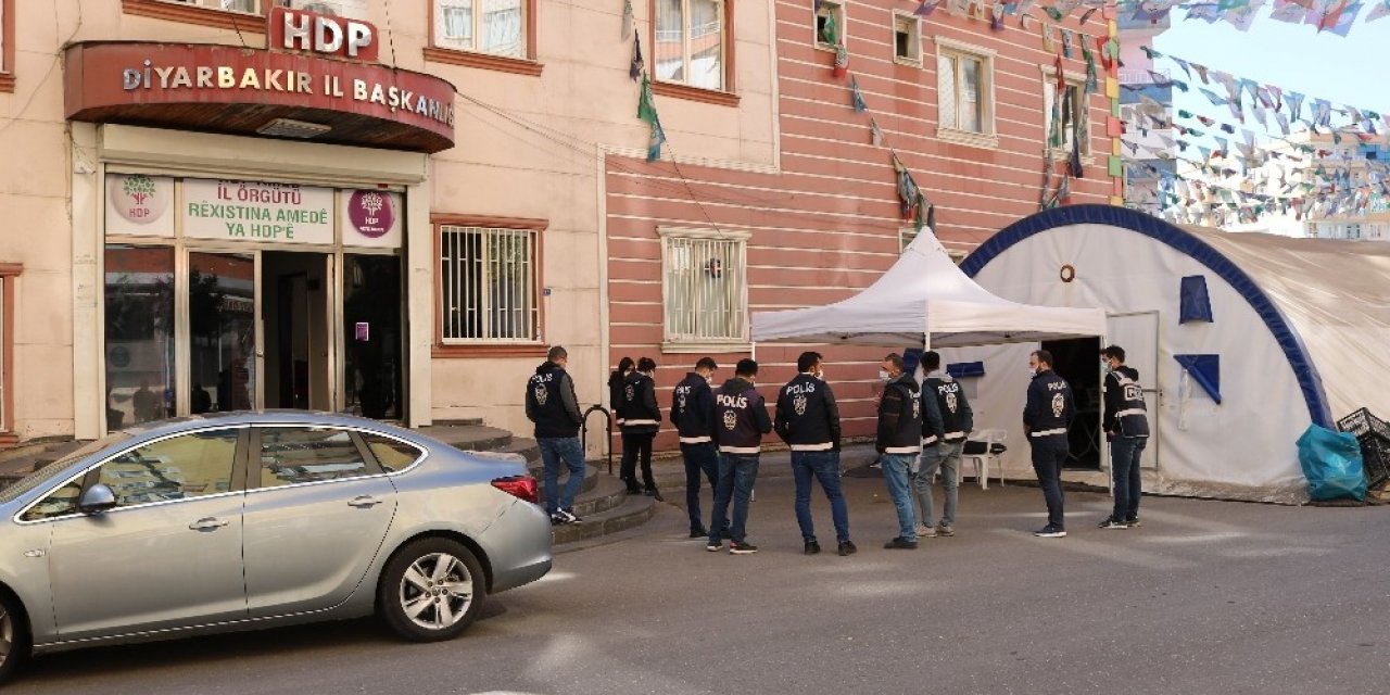 Terör örgütü PKK mensuplarınca 5 yıl önce avludan kaçırılan kızının yolunu gözlüyor