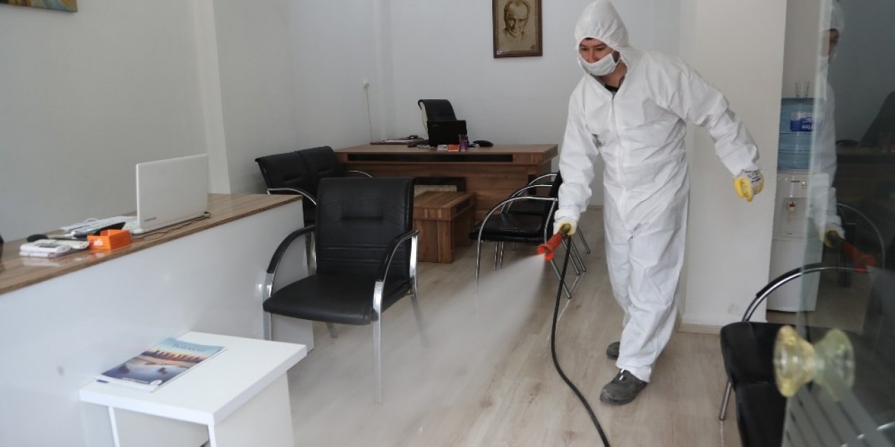 Pamukkale Belediyesi esnafların işyerlerini dezenfekte ediyor