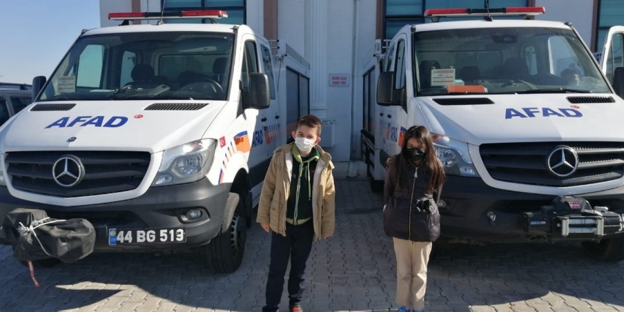 Miniklerden AFAD görevlilerine çiçekli teşekkür