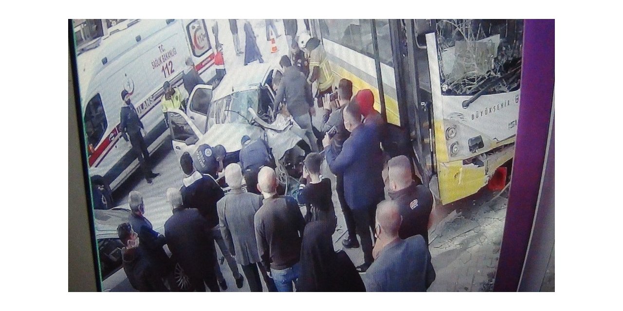 Otomobil ile özel halk otobüsü böyle çarpıştı