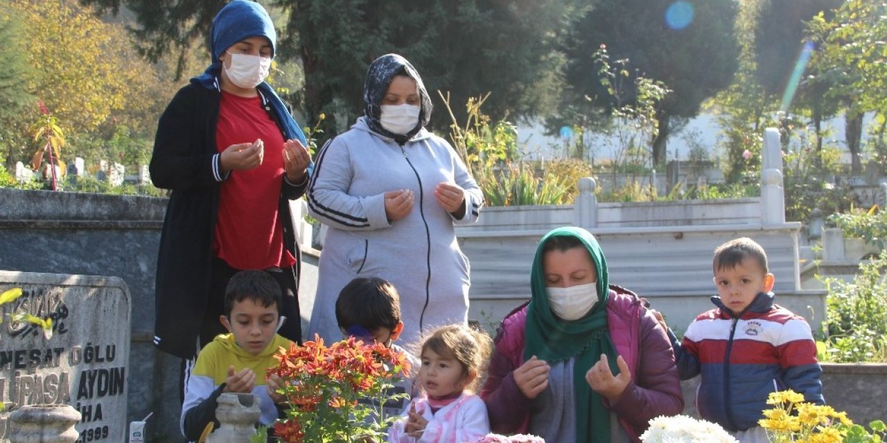Düzce depreminin 21. yıl dönümünde deprem şehitliği doldu taştı