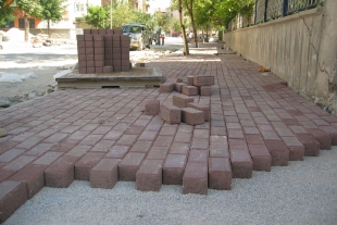 Seydişehir'e bağlı 16 köyde yollar parkeyle kaplanıyor