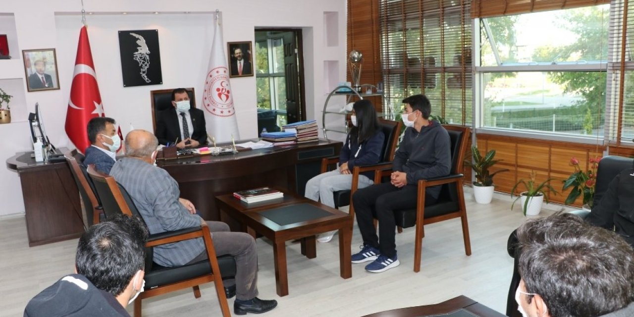 Şampiyon Bisikletçiler sevinçlerini Kabakcı ile paylaştılar