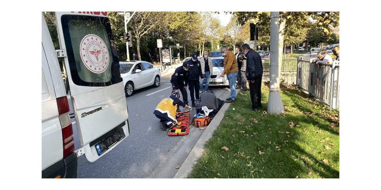 Otomobilin çarptığı kadının üzerine montunu örttü