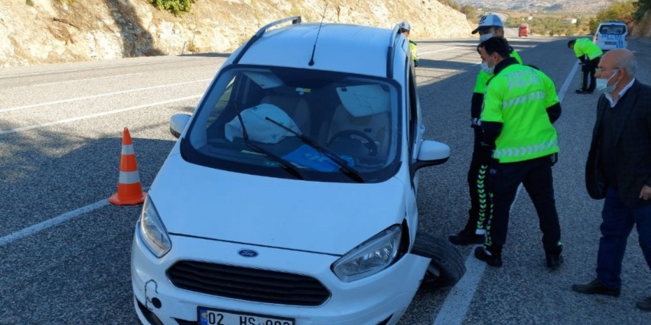 Hafif ticari araç duvara çarptı