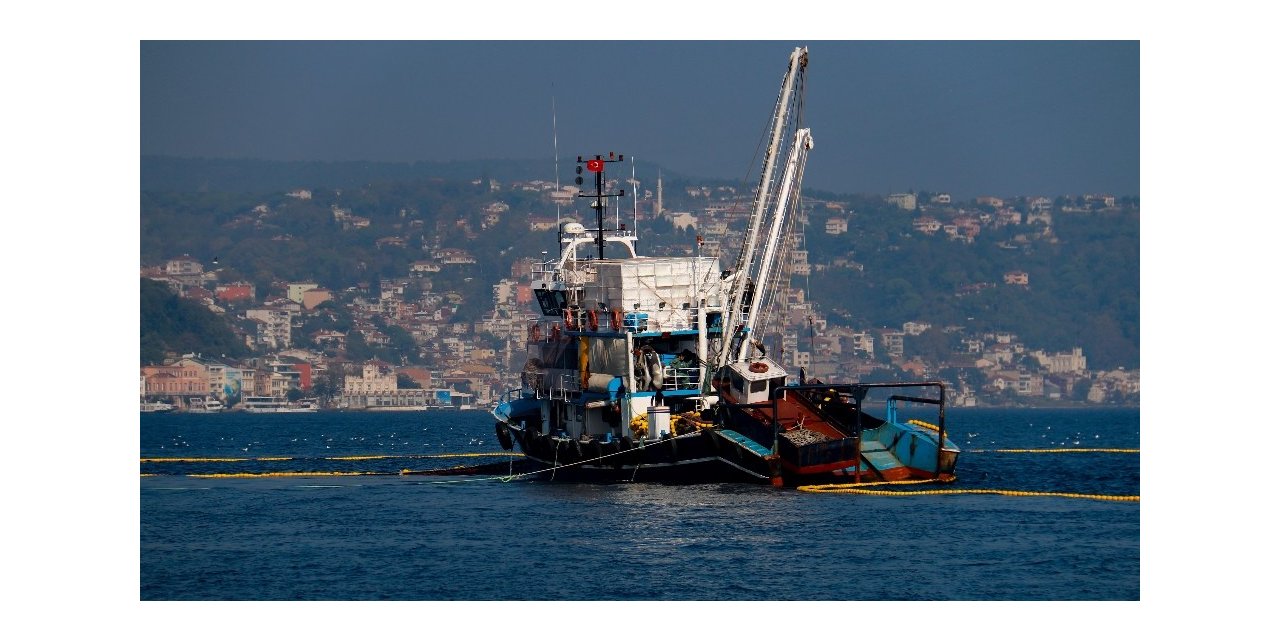 Balıkçı tekneleri, İstanbul Boğazı’nın eşsiz manzarasıyla birleşti