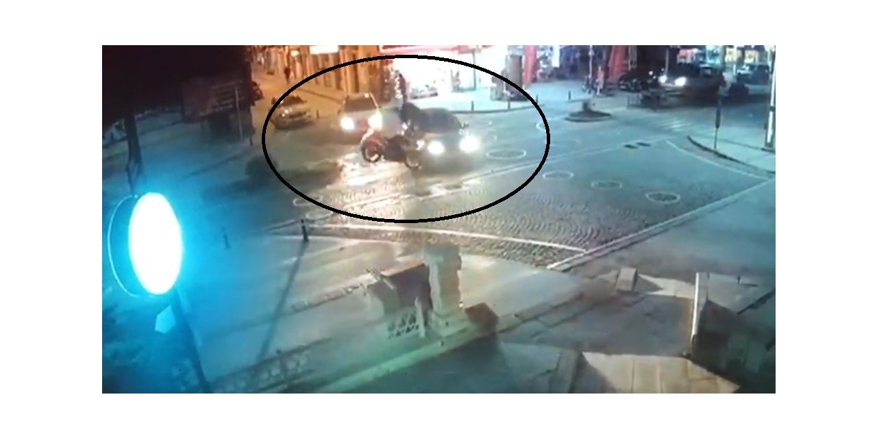 Motosikletin otomobile çarpma anı güvenlik kamerasına yansıdı