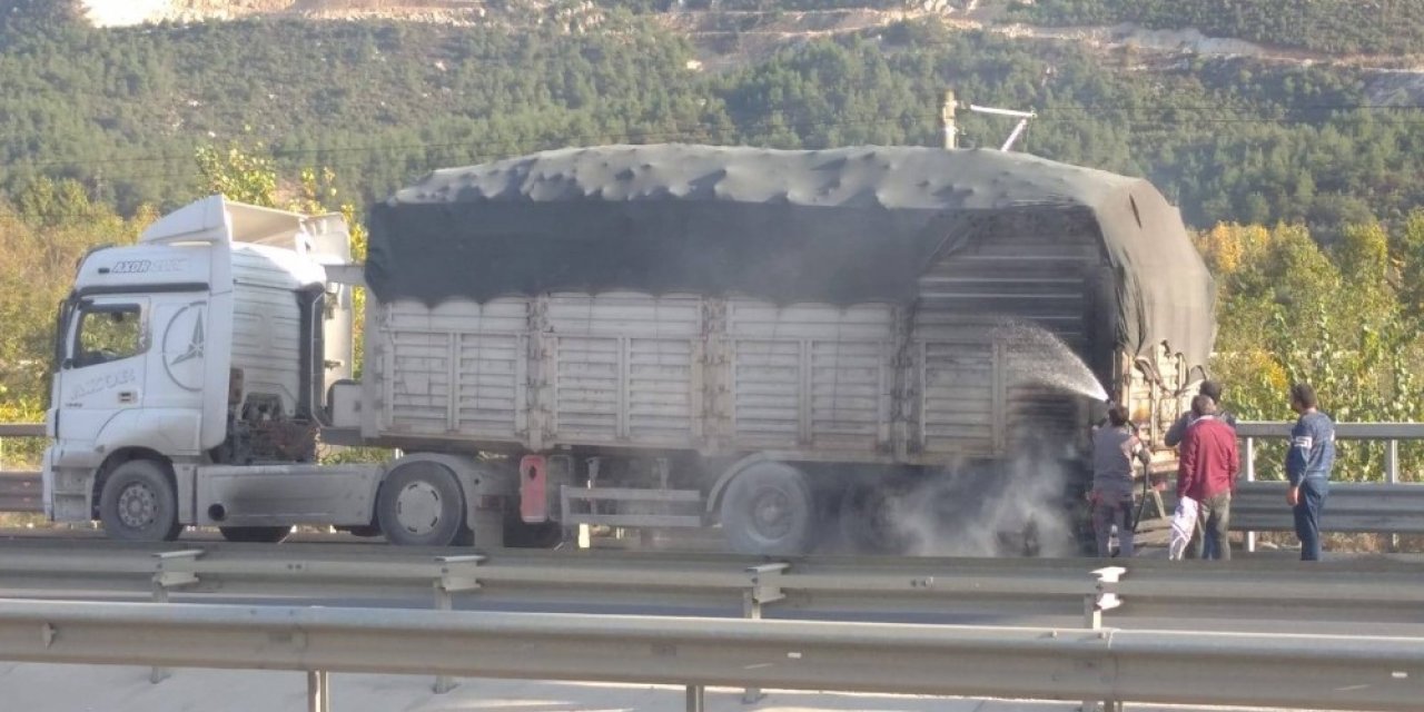 Seyir halindeki tırdan alevler yükseldi