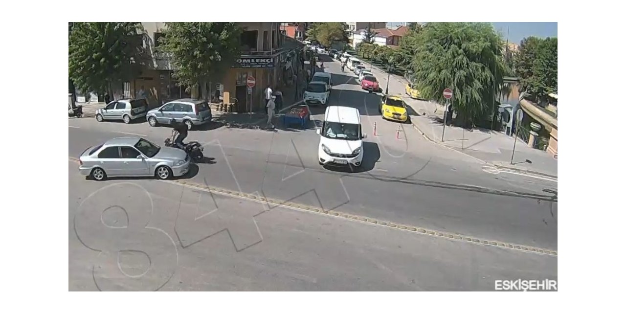 Eskişehir’de kaza anı MOBESE kamerasına yansıdı