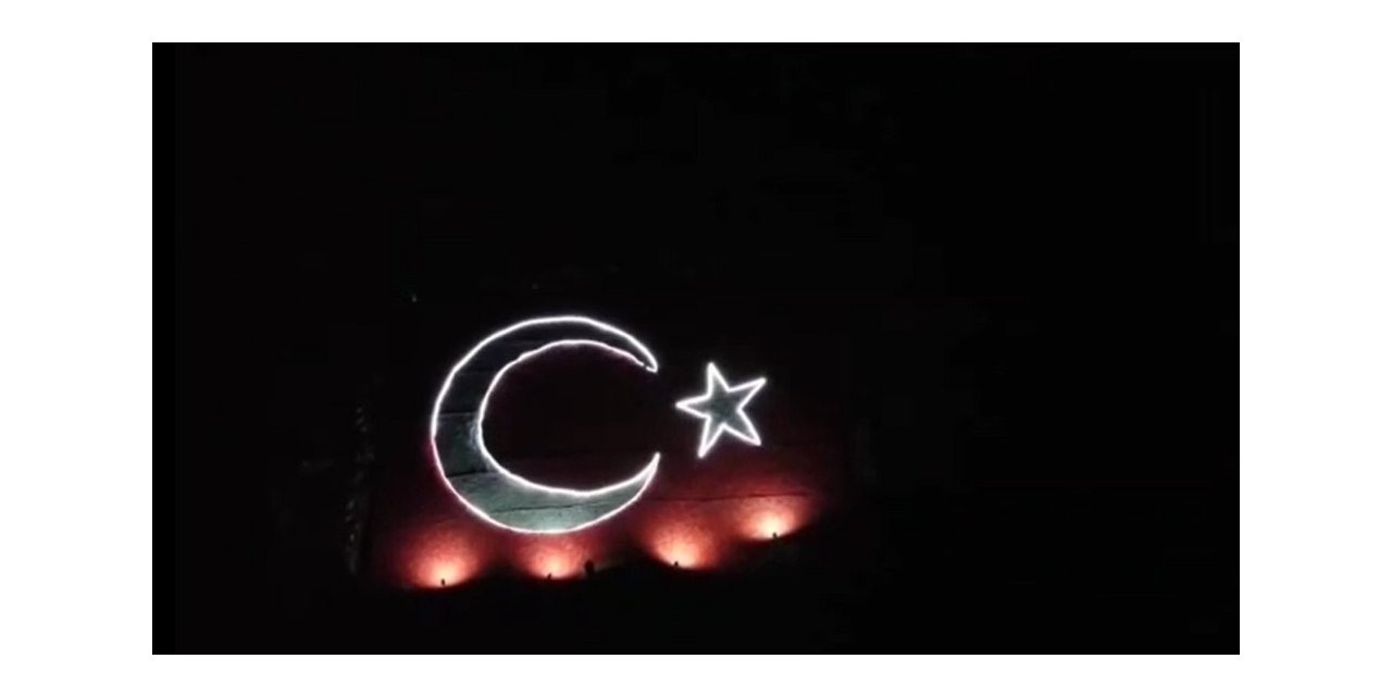 Çal Dağlarındaki Türk bayrağı Azerbaycan için geceyi aydınlattı