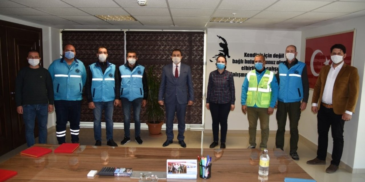 İzmir depremine ışık olan kahramanlara plaket