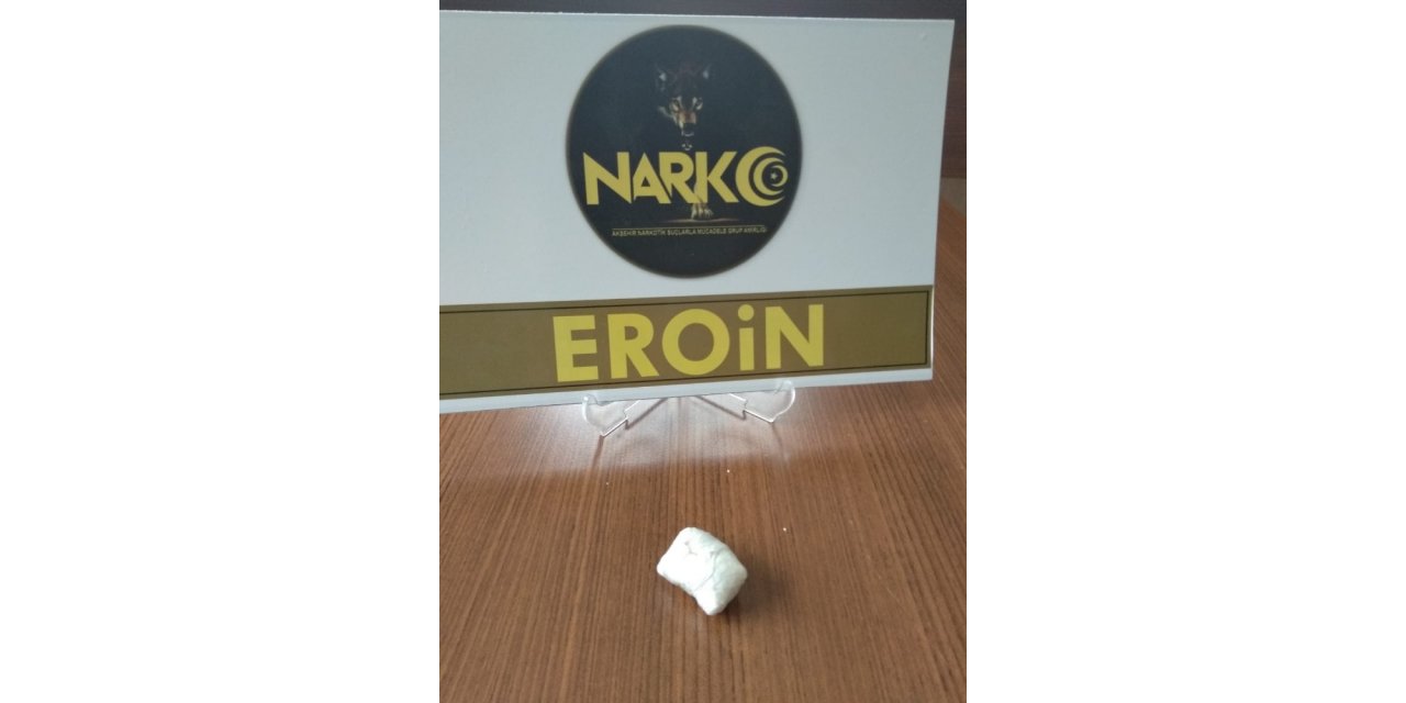 Yakalanmamak için otostop çeken şahıs eroinle yakalandı