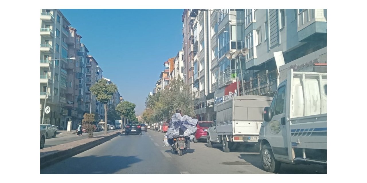Nakliye kamyonetine çevirdiği elektrikli bisikletle trafiği tehlikeye soktu