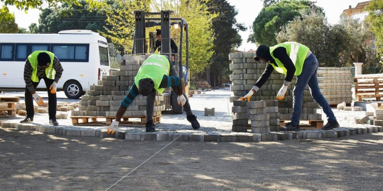 Aliağa Belediyesi Yeni Şakran’da yolları yeniliyor