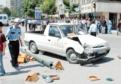 Trafik ışıklarına çarparak durabildi