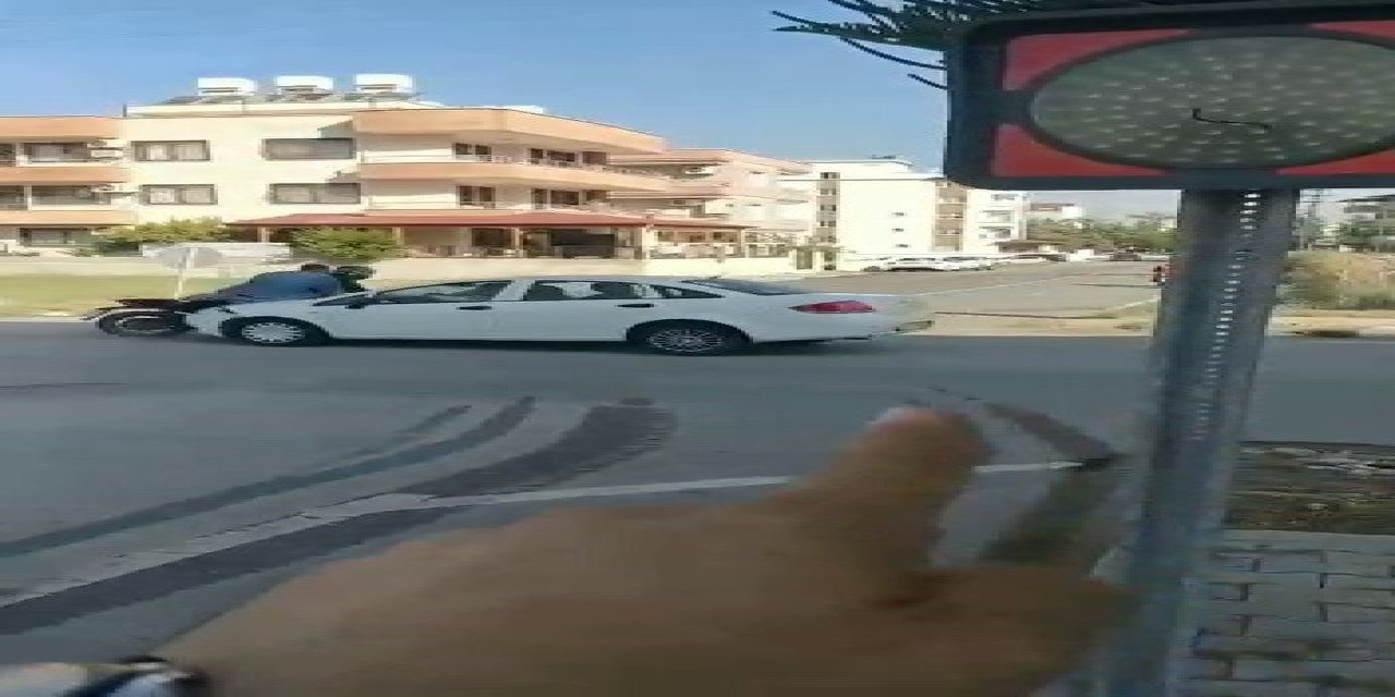 Kaza yaptığı yeri çekerken başka kaza anını görüntüledi