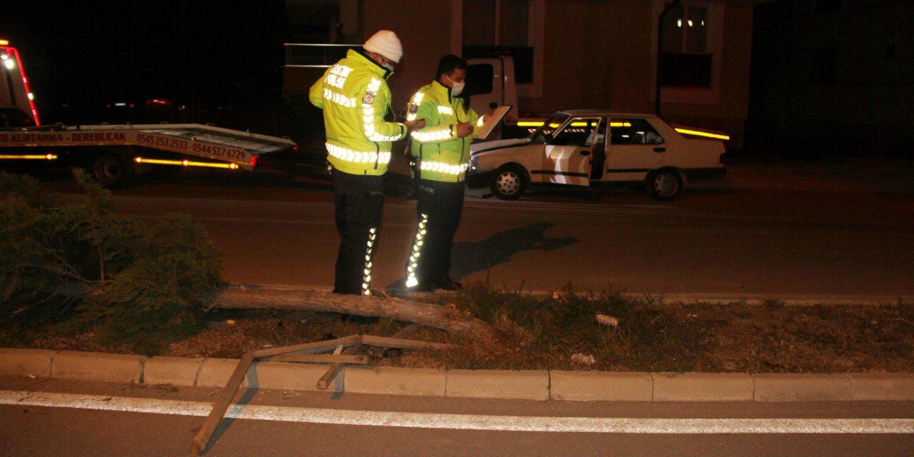 Konya'da otomobil refüjdeki ağaca çarptı! 1 yaralı