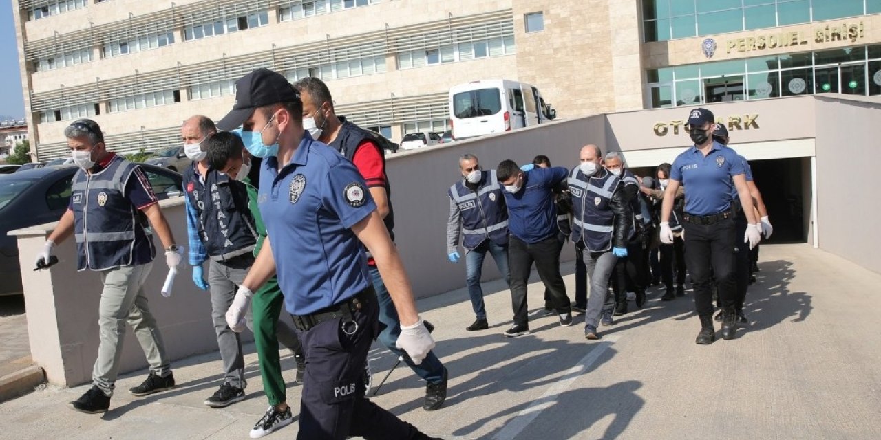 Semt pazarında 4 kişinin yaralandığı silahlı kavgaya 19 gözaltı