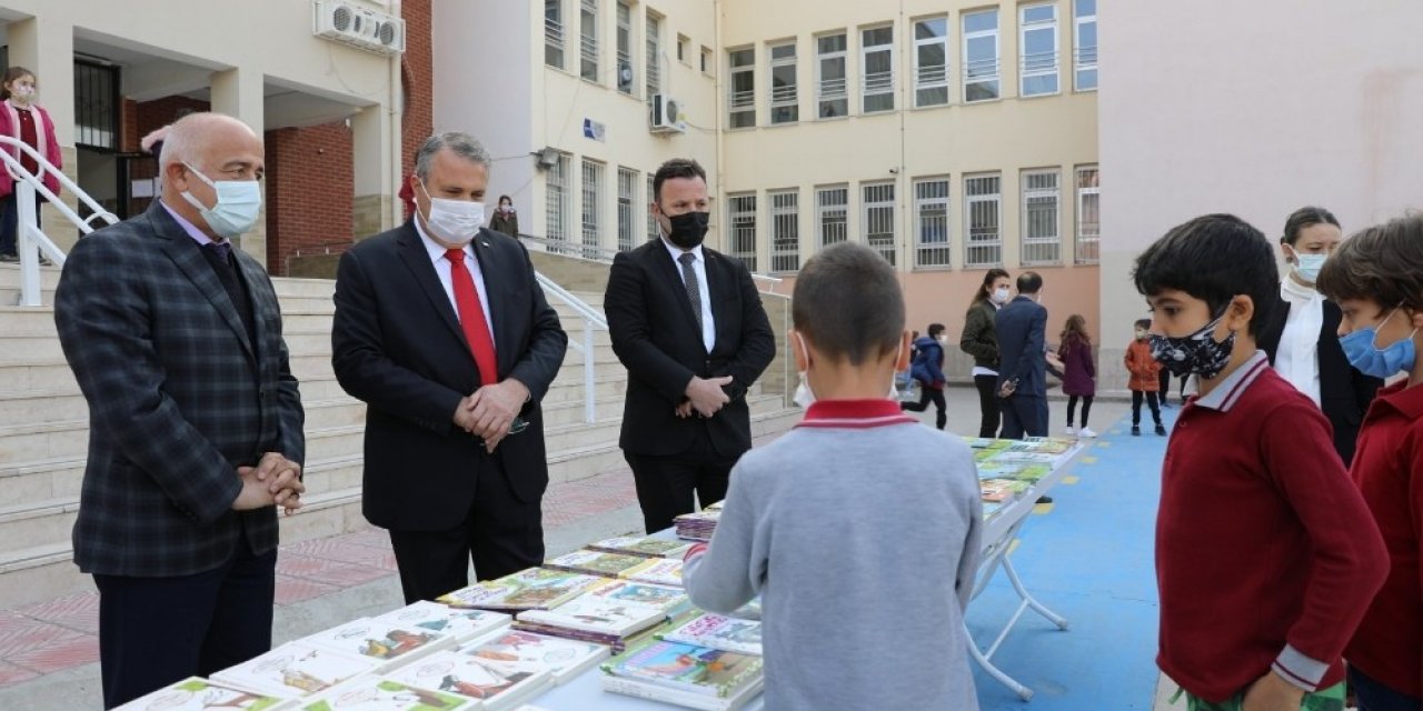 Yunusemre Belediyesinden çocuklara kitap hediyesi