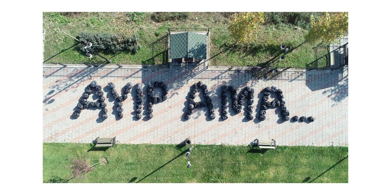 Toplanan çöplerle “Ayıp Ama” yazdılar