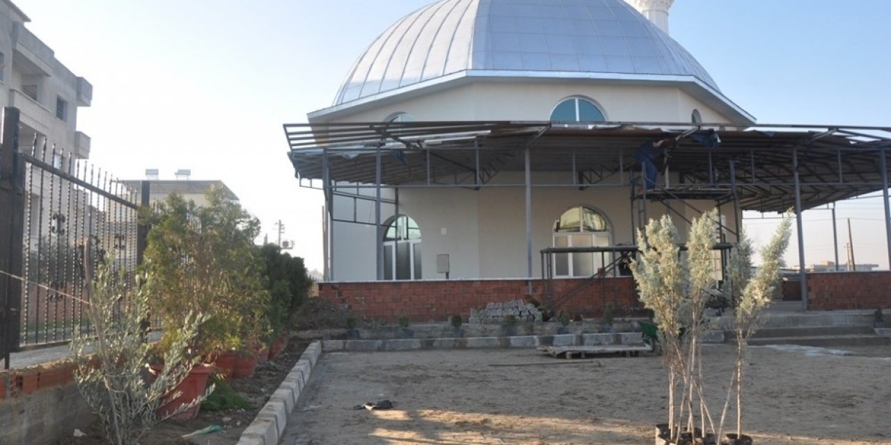 Yeni doğan bebeği cami avlusuna bıraktılar