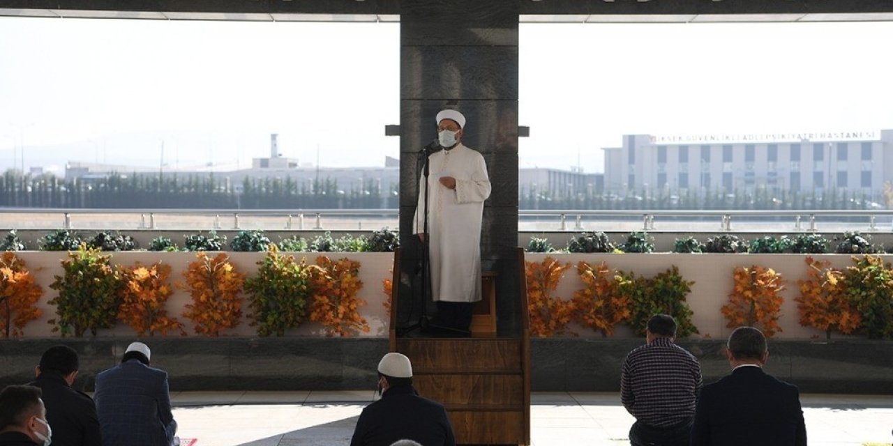 Diyanet İşleri Başkanı Erbaş, Ahmet Hamdi Akseki Camii’nde hutbe irad etti