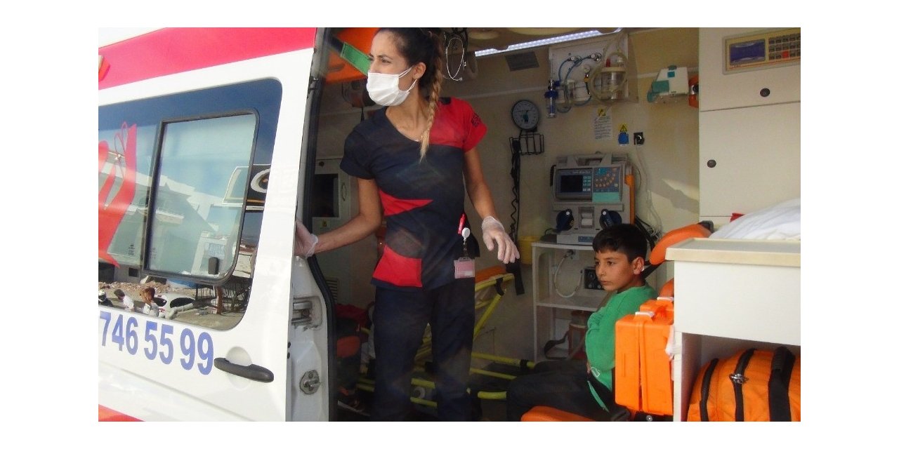 Araçlar kafa kafaya çarpıştı, araçtan inen çocuk koşarak uzaklaştı