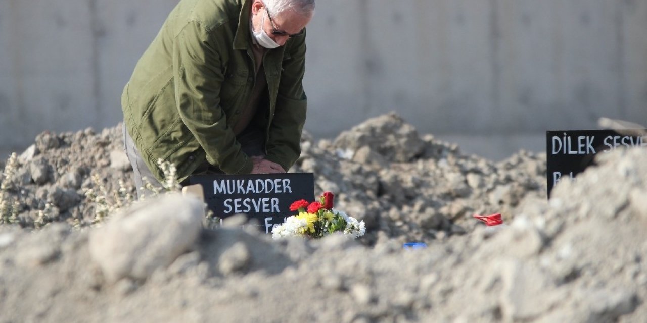 İzmir depreminde hayatını kaybedenler mezarı başında anıldı