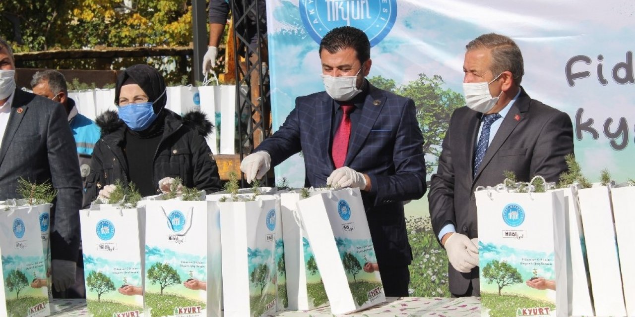 Başkan Ayık, Akyurtlulara fidan dağıttı